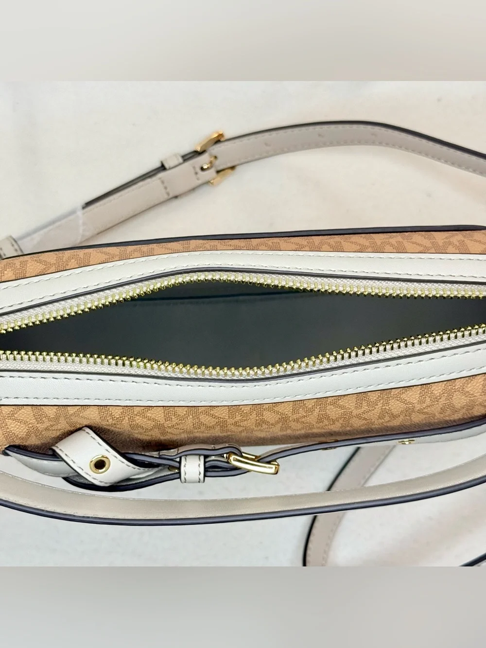 Michael Kors •signature mk